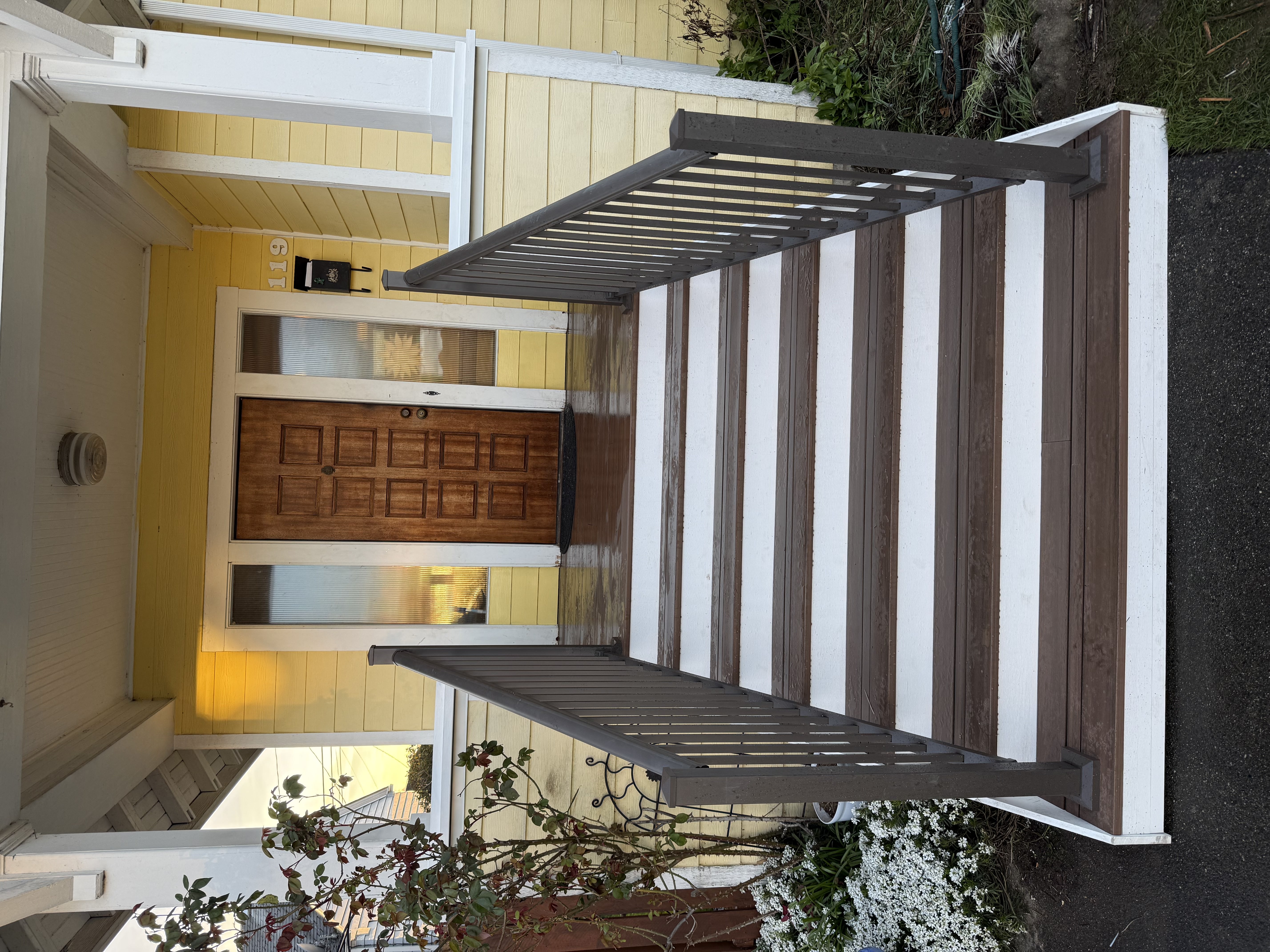 RDI Avalon aluminum railing on a Mount Vernon entryway porch